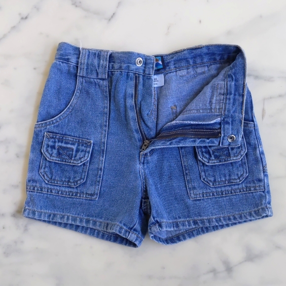 Girl's Denim Shorts with real pockets. - Picture 3 of 4